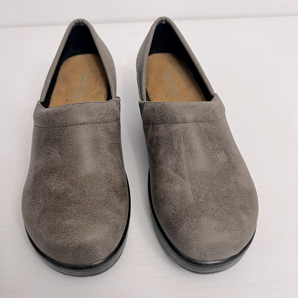 - Axxiom Shoes women’s Size 6 1/2 Medium gray